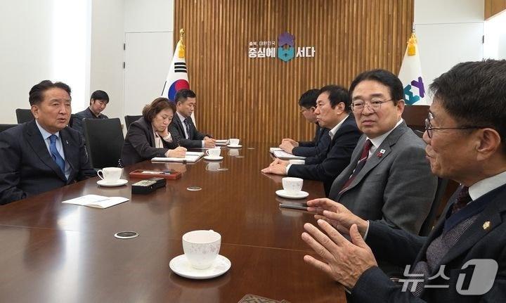 본문 이미지 - 김영환 충북지사와 황규철 옥천군수 등이 농어촌 기본소득 시범사업비 분담에 대해 논의하고 있다. (독자 제공. 재판매 및 DB금지) /뉴스1