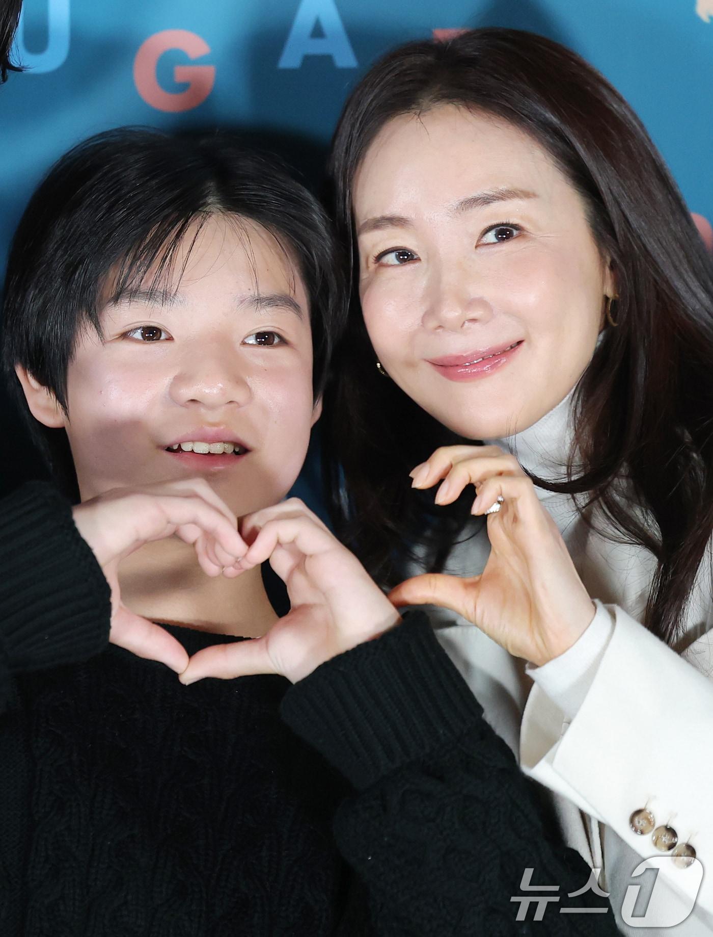 본문 이미지 - 배우 고동하가 최지우(오른쪽)가 18일 오전 서울 용산GCV 아이파크몰점에서 열린 영화 ‘슈가'(감독 최신춘) 제작보고회에서 포즈를 취하고 있다. '슈가'는 모성애를 넘어선 사회적 편견의 극복, 가족의 연대와 사랑을 유쾌하고 따뜻한 시선으로 그린 웰메이드 휴먼 드라마다. 2025.12.18/뉴스1 ⓒ News1 권현진 기자