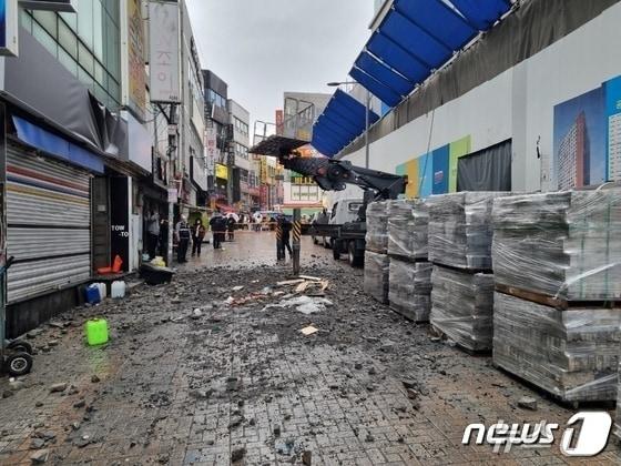 본문 이미지 - 2023년 1월 15일 부산 중구 남포동 사고 현장.(부산소방재난본부 제공. 재판매 및 DB 금지)