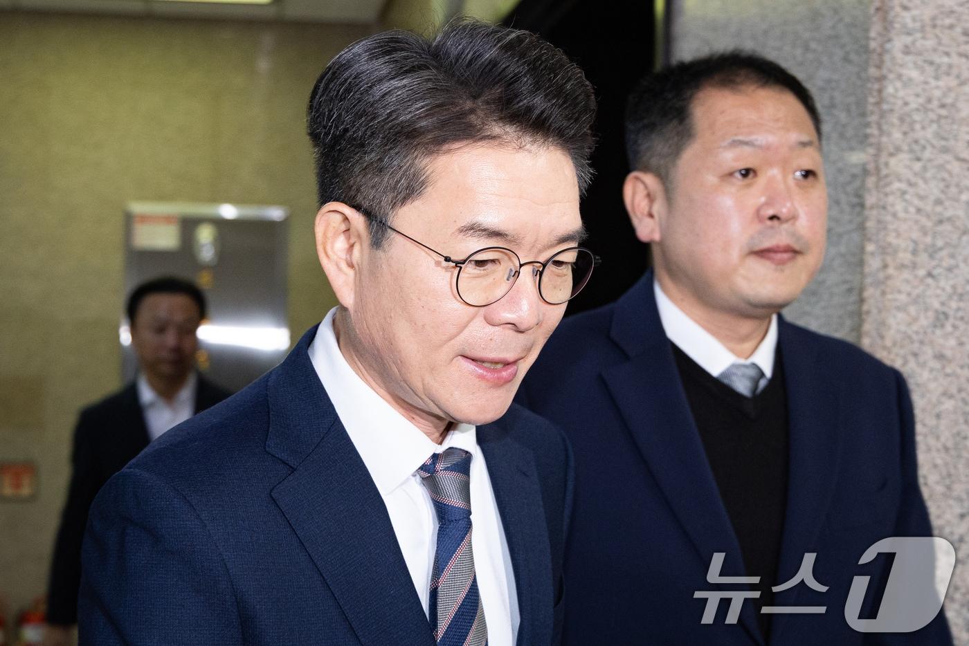 정원오 서울 성동구청장이 지난달 18일 서울 여의도 국회에서 정청래 더불어민주당 대표와 면담하기 위해 당대표실로 들어서고 있다. 2025.12.18/뉴스1 ⓒ News1 유승관 기자