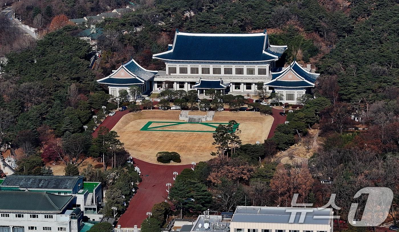 이재명 정부가 3년 7개월간 이어진 용산 대통령실을 떠나 청와대로 복귀한다. 대통령실은 청와대로 순차 이전을 진행 중이며 이달 말까지 이전을 마칠 계획이다. 사진은 18일 서울 종로구 청와대의 모습. 2025.12.18/뉴스1 ⓒ News1 이호윤 기자