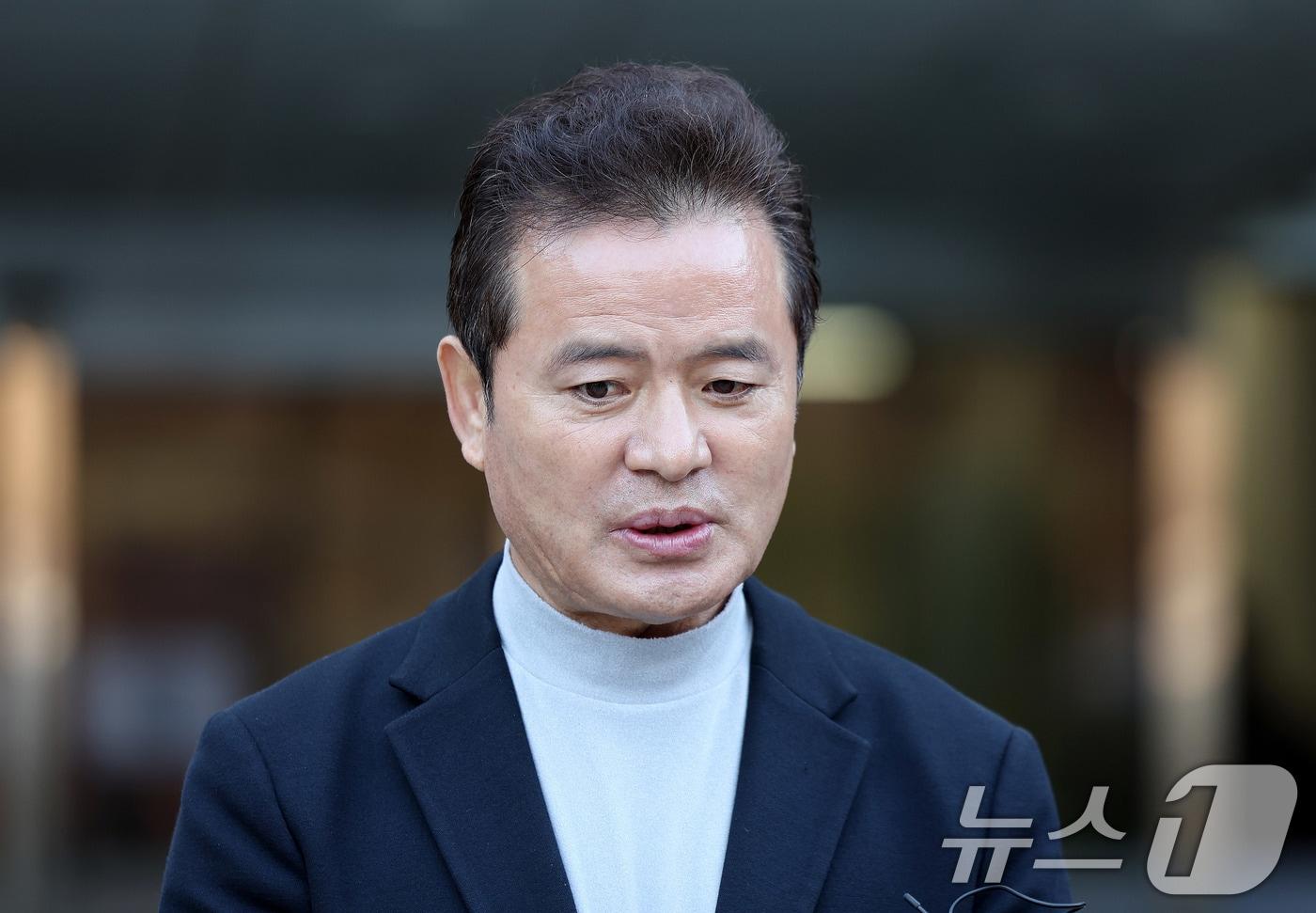 본문 이미지 - 임종성 전 의원이 18일 서울 서초구 서울고법에서 열린 정당법 위반 2심 선고에서 무죄를 선고 받은 뒤 취재진 질문에 답하고 있다. 2025.12.18 ⓒ 뉴스1 박지혜 기자