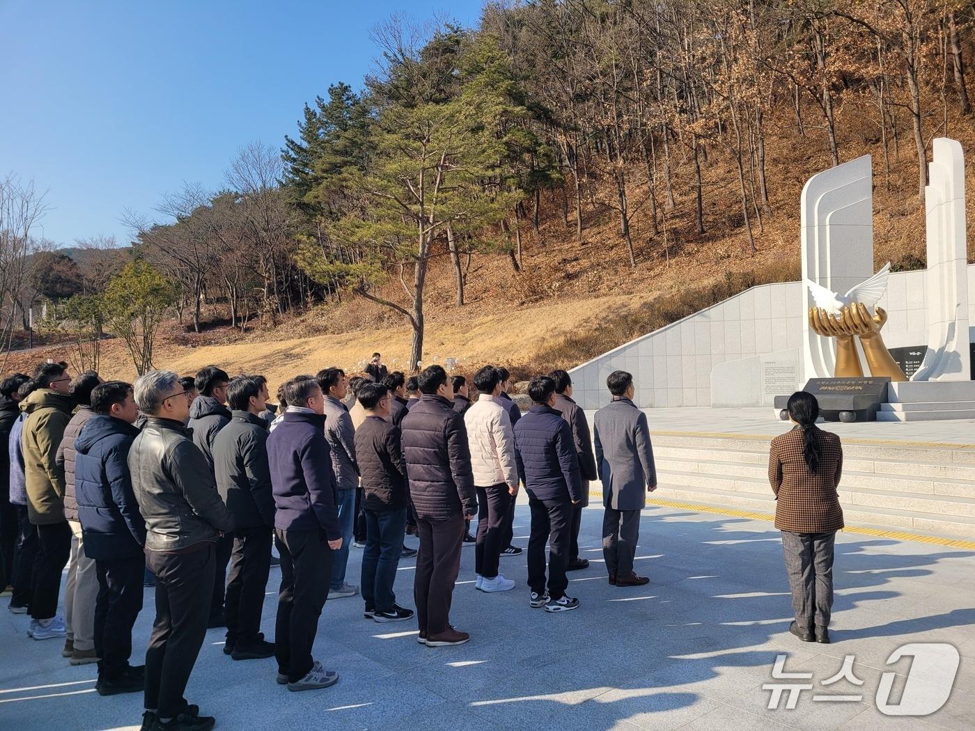 본문 이미지 - ‘의령 4·26 추모공원’을 지난 17일 방문한 경찰대학 총경급 고위직 교육생이 묵념을 하고 있다(의령군 제공. 재판매 및 DB금지). 2025.12.17