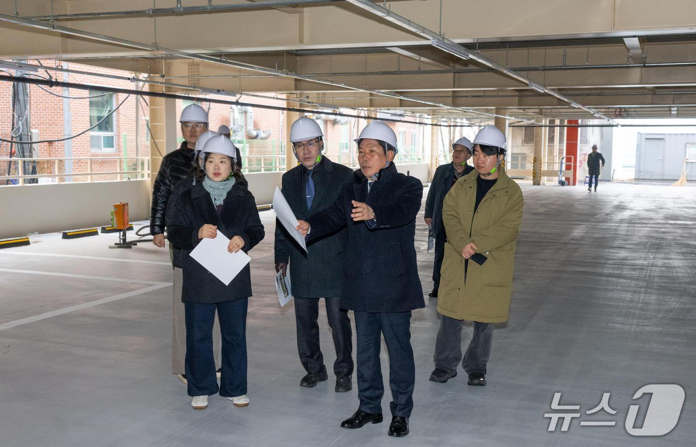 김창규 제천시장 등이 시청 주차타워 현장을 점검하고 있다.(제천시 제공. 재판매 및 DB금지) /뉴스1   