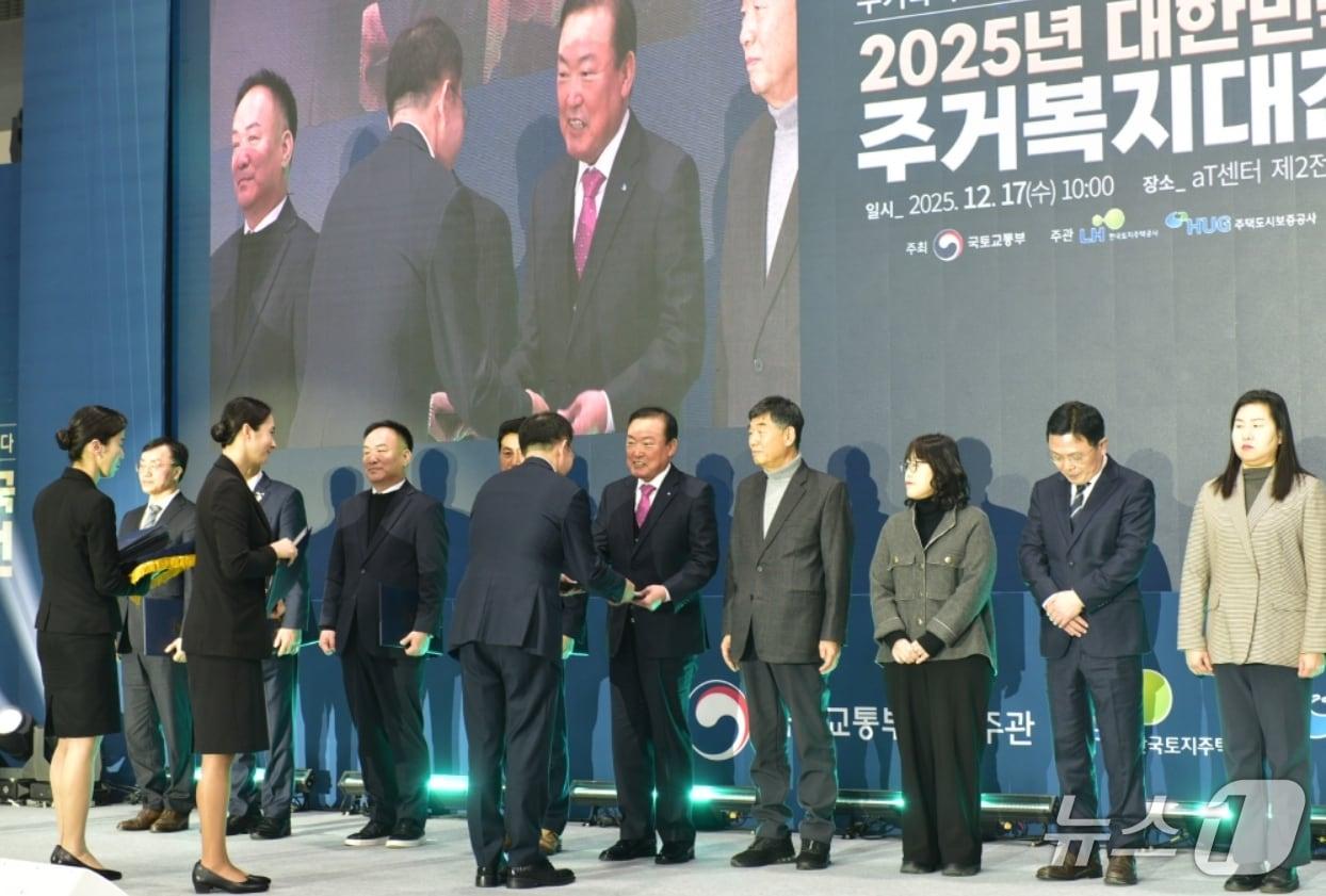 본문 이미지 - 정명섭 대구도시개발공사 사장이 '2025년 대한민국 주거복지대전'에서 국무총리 표창을 받고 있다.(대구도시개발공사 제공, 재판매 및 DB 금지)