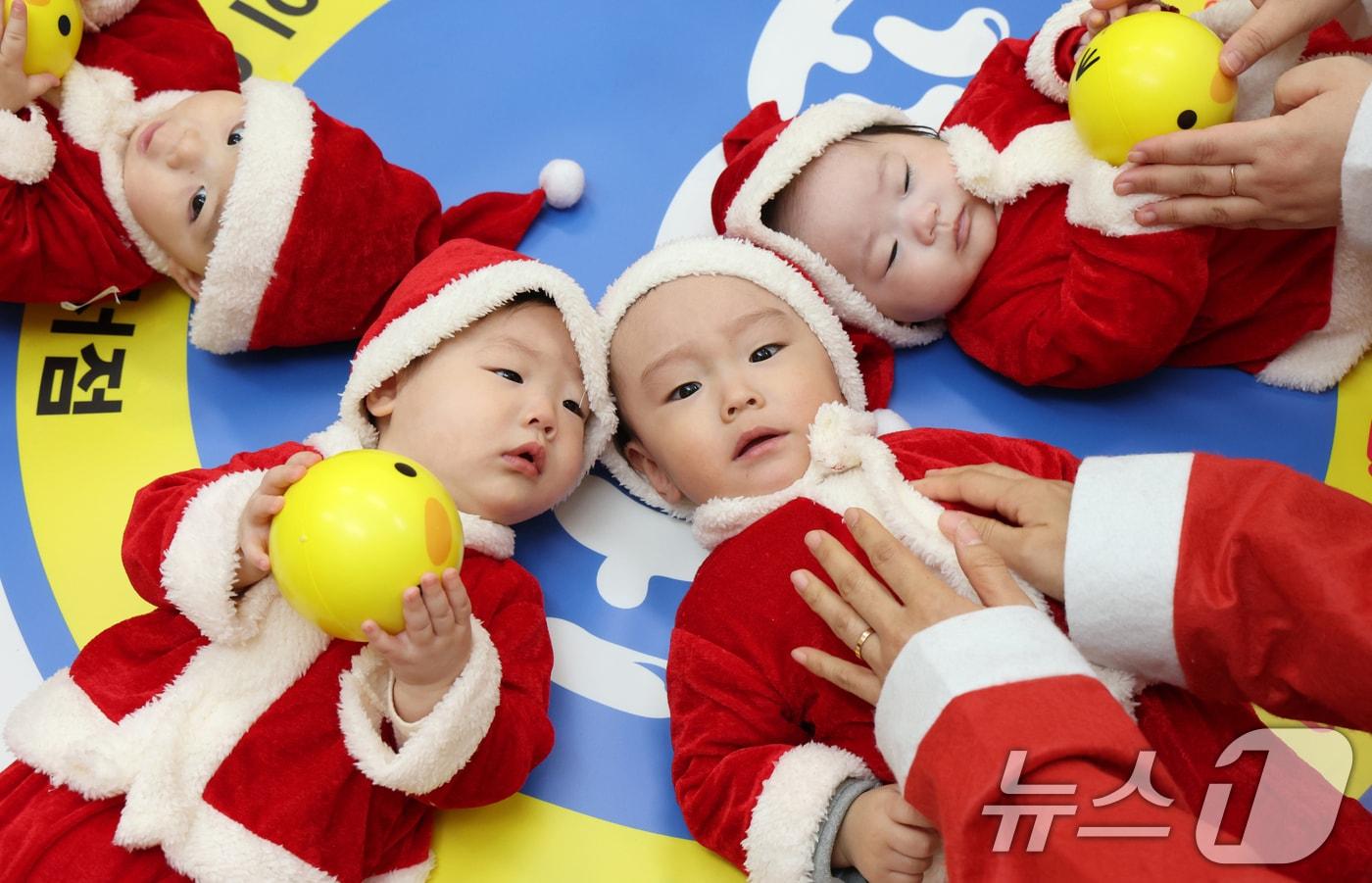 크리스마스를 일주일 앞둔 18일 경기 광주시 능평도서관에서 산타 복장을 입은 엄마와 아기들이 놀이를 하고 있다. (공동취재) 2025.12.18/뉴스1 ⓒ News1 김영운 기자