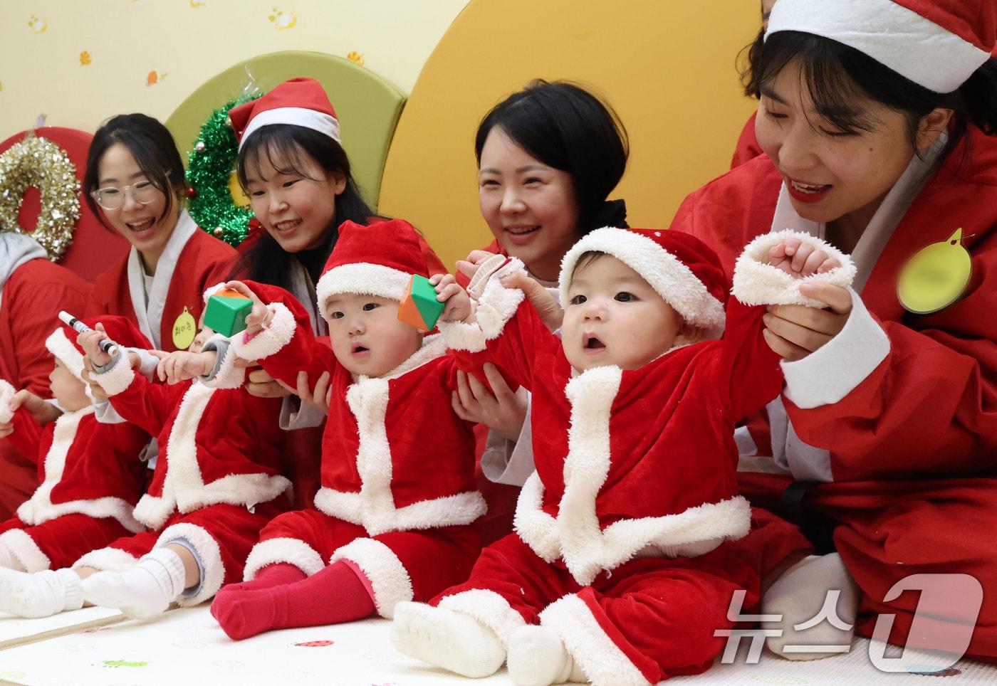 크리스마스를 일주일 앞둔 18일 경기 광주시 능평도서관에서 산타 복장을 입은 엄마와 아기들이 놀이를 하고 있다. 2025.12.18/뉴스1 ⓒ News1 김영운 기자
