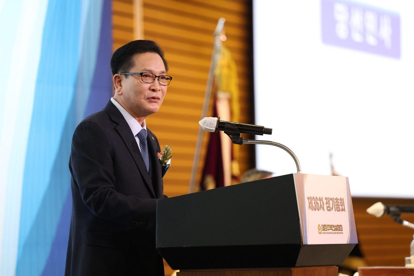 18일 여의도 FKI타워 1층 그랜드볼룸에서 김성은 신임 회장이 당선소감을 말하고 있다.(주택건설협회 제공)