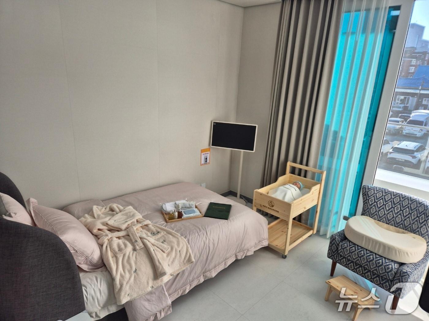 본문 이미지 - 18일 개장식을 갖고 내년 1월 1일 본격 운영에 들어가는 강원 영동 북부권 최초 공공산후조리 시설인 속초공공산후조리원 산모실 내부.2025.12.18/뉴스1 윤왕근 기자