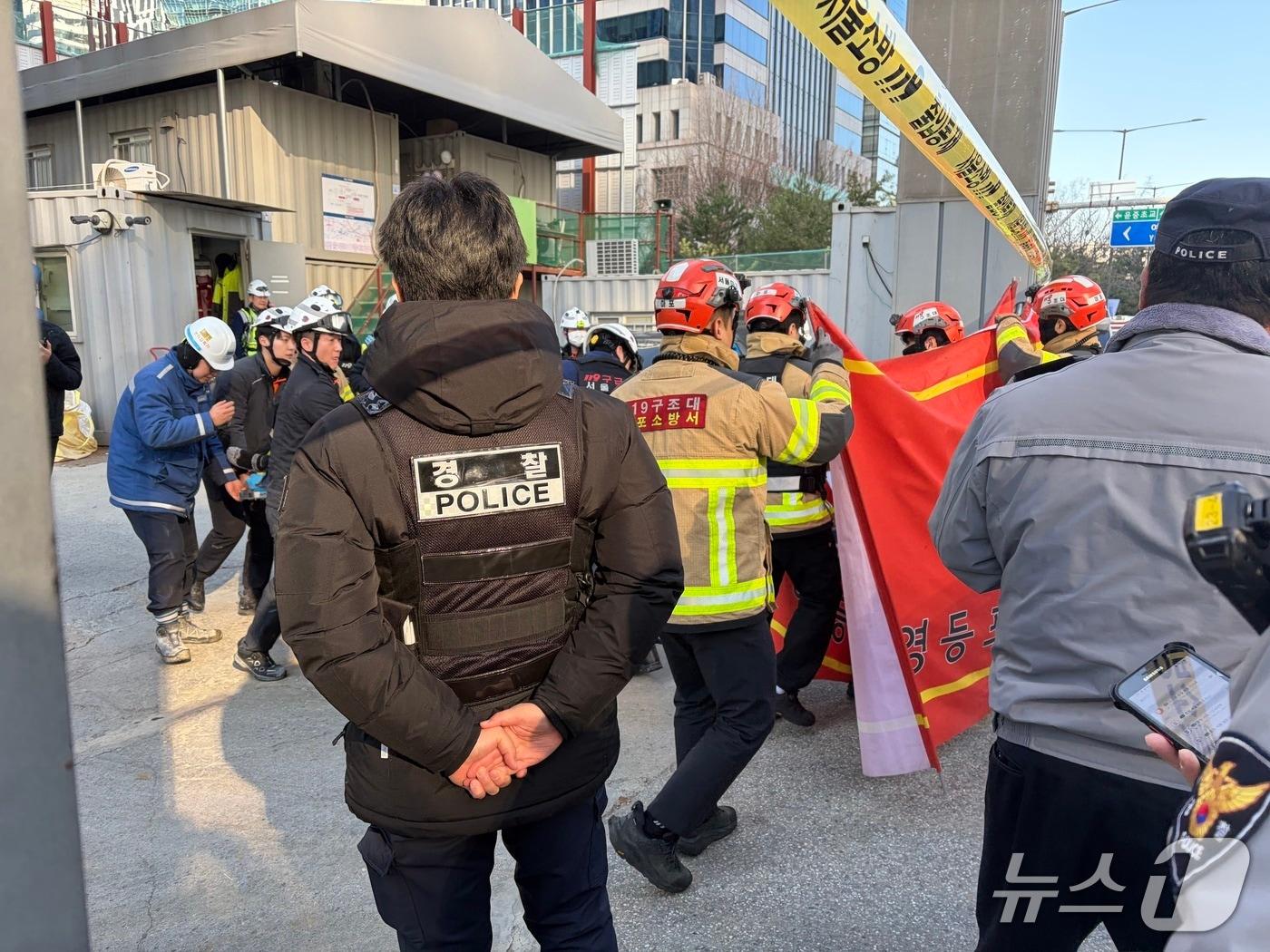 본문 이미지 - 18일 오후 1시 22분쯤 여의도 신안산선 복선전철 지하 공사 현장에서 사고가 발생해 최소 2명이 다쳤다. 2025.12.18/ 뉴스1 김종훈 기자