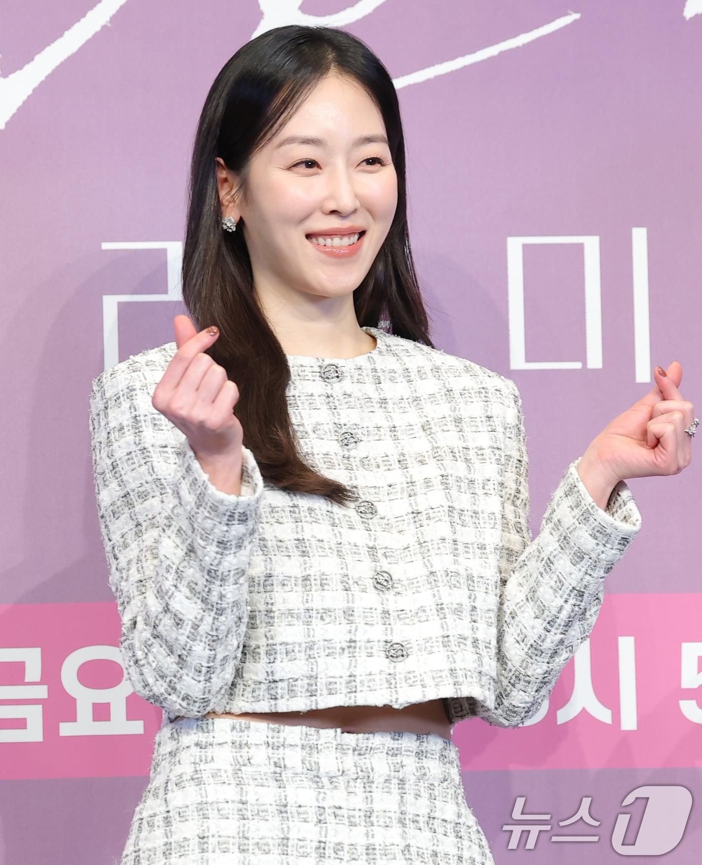 본문 이미지 - 배우 서현진이 18일 서울 구로구 더 링크 서울 트리뷰트 포트폴리오 호텔에서 열린 JTBC 새 금요시리즈 ‘러브 미’ 제작발표회에 참석해 포즈를 취하고 있다. ‘러브 미'(극본 박은영·박희권/연출 조영민)는 내 인생만 애틋했던, 조금은 이기적이라 어쩌면 더 평범한 가족이 각자의 사랑을 시작하며 성장하는 이야기를 그린 작품이다. 2025.12.18/뉴스1 ⓒ News1 권현진 기자
