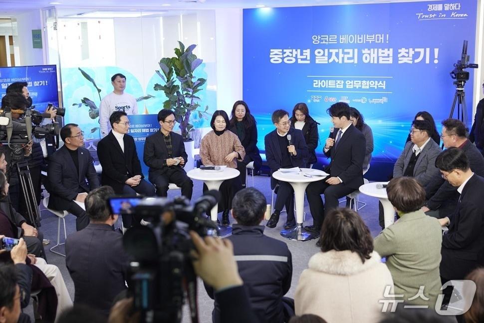 본문 이미지 - 중장년 일자리 해법 찾기 업무협약식에서 김동연 경기도지사가 베이비부머, 기업 관계자와 타운홀미팅을 진행하고 있다.(경기도 제공. 재판매 및 DB금지)