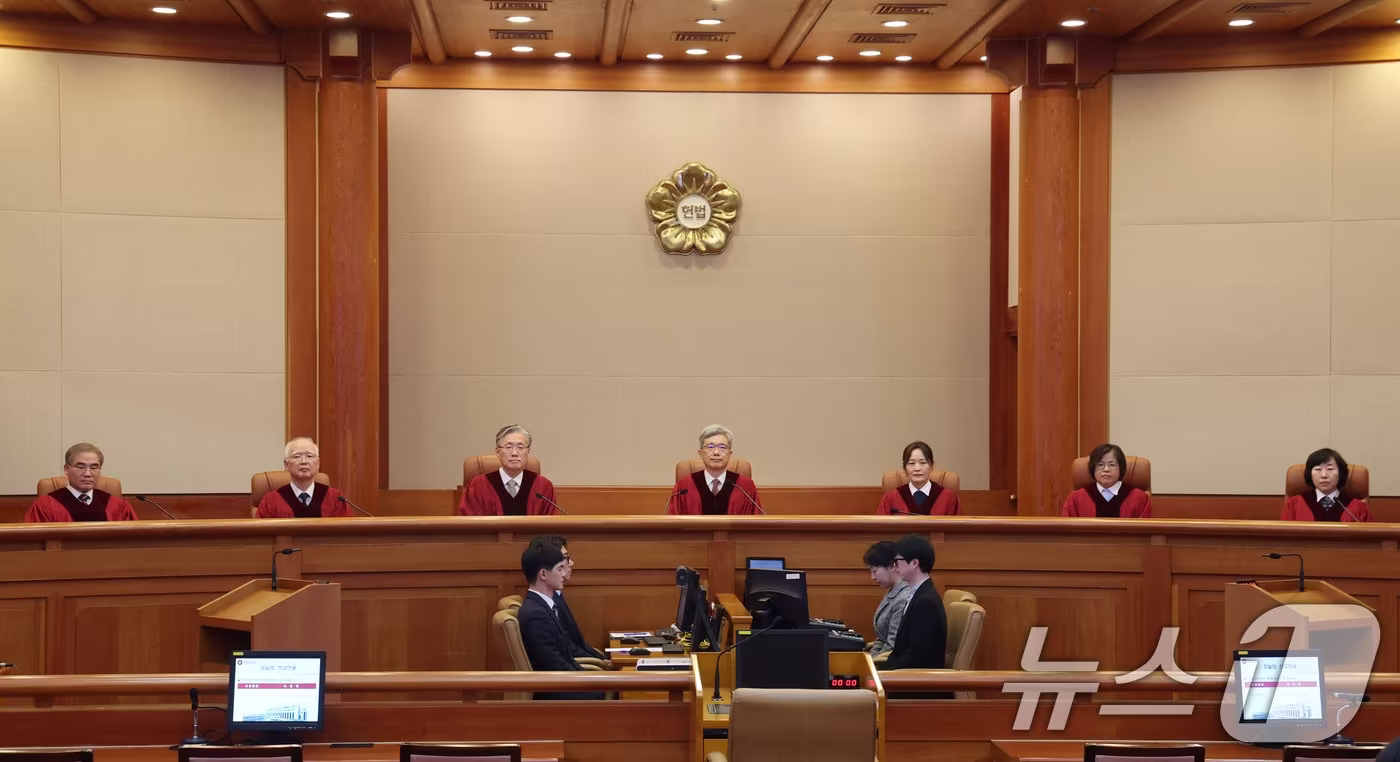 김상환 헌법재판소장과 재판관들이 18일 오후 서울 종로구 헌법재판소에서 열린 조지호 경찰청장 탄핵심판 사건 선고를 위해 대심판정에 자리하고 있다. 이날 헌재는 재판관 전원 일치로 조지호 경찰청장 파면을 결정했다. 2025.12.18/뉴스1 ⓒ News1 이광호 기자