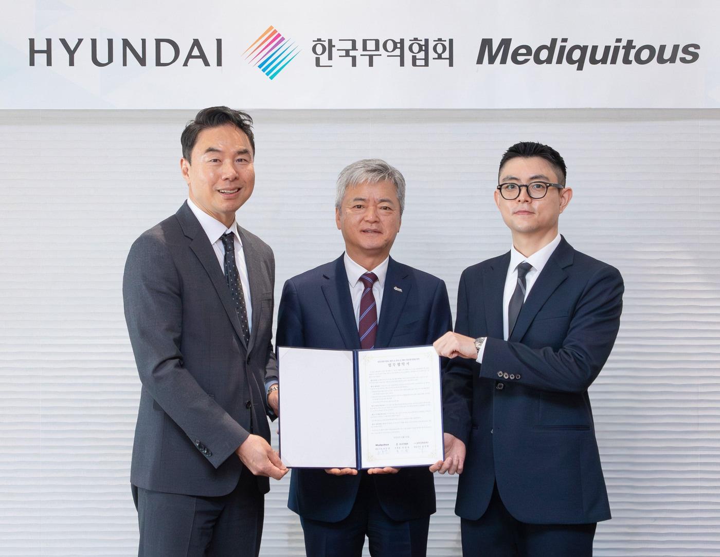 본문 이미지 - 18일 오전 서울 강남구 트레이드타워에서 진행된 'K-프리미엄 소비재 글로벌 대형유통망 진출사업' 추진을 위한 업무협약(MOU) 체결식에서 (왼쪽부터) 정지영 현대백화점 사장과 이인호 한국무역협회 부회장, 이두진 메디쿼터스 대표가 기념사진을 찍고 있다.(현대백화점 제공).