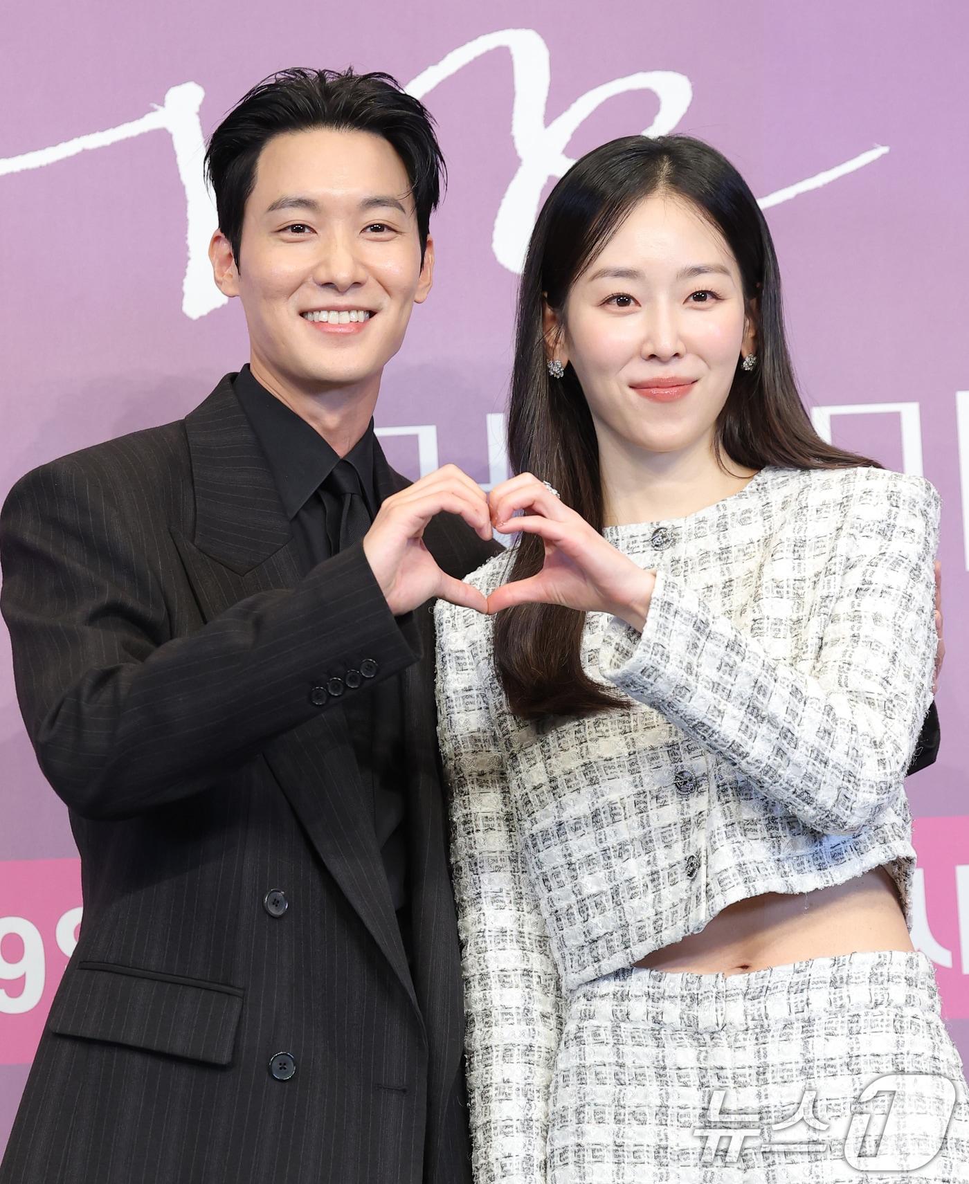 본문 이미지 - 배우 장률과 서현진(오른쪽)이 18일 서울 구로구 더 링크 서울 트리뷰트 포트폴리오 호텔에서 열린 JTBC 새 금요시리즈 ‘러브 미’ 제작발표회에 참석해 포즈를 취하고 있다. ‘러브 미'(극본 박은영·박희권/연출 조영민)는 내 인생만 애틋했던, 조금은 이기적이라 어쩌면 더 평범한 가족이 각자의 사랑을 시작하며 성장하는 이야기를 그린 작품이다. 2025.12.18/뉴스1 ⓒ News1 권현진 기자