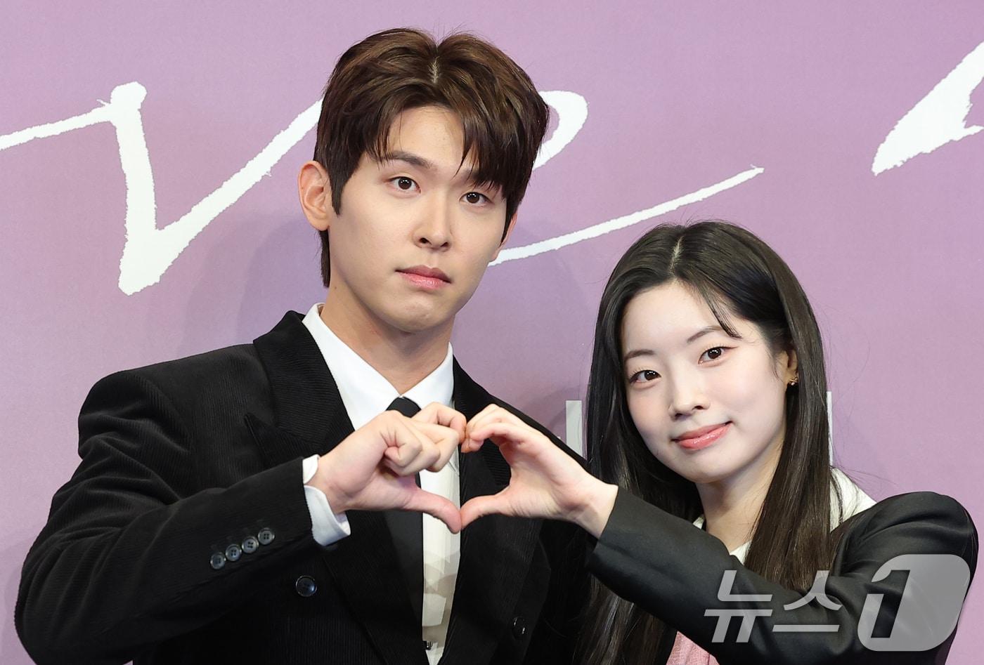 배우 이시우와 트와이스 다현(오른쪽)이 18일 서울 구로구 더 링크 서울 트리뷰트 포트폴리오 호텔에서 열린 JTBC 새 금요시리즈 ‘러브 미’ 제작발표회에 참석해 포즈를 취하고 있다. ‘러브 미'(극본 박은영·박희권/연출 조영민)는 내 인생만 애틋했던, 조금은 이기적이라 어쩌면 더 평범한 가족이 각자의 사랑을 시작하며 성장하는 이야기를 그린 작품이다. 2025.12.18/뉴스1 ⓒ News1 권현진 기자