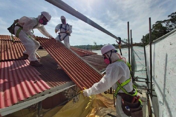 본문 이미지 - 주택 지붕에 설치된 슬레이트 철거 모습.(서천군 제공. 재판매 및 DB금지)/뉴스1