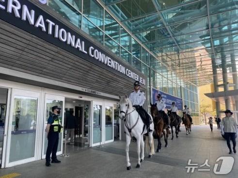 본문 이미지 - 제주자치경찰단 기마경찰대와 명예기마대 합동 현장 활동.(제주자치경찰단 제공. 재판매 및 DB 금지)