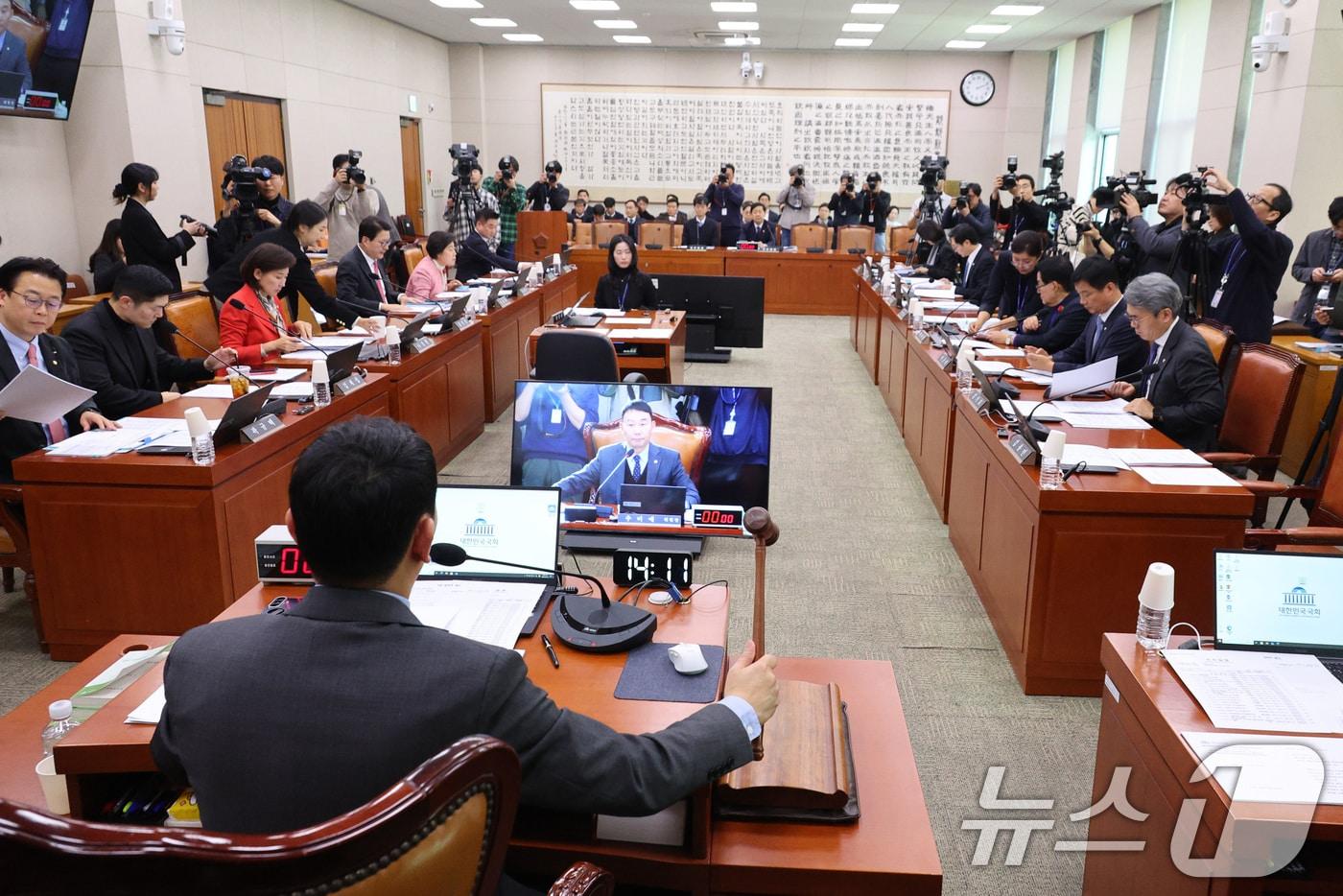 김용민 위원장 직무대행이 18일 서울 여의도 국회에서 열린 법제사법위원회 전체회의에서 안건을 상정하고 있다. 2025.12.18/뉴스1 ⓒ News1 신웅수 기자