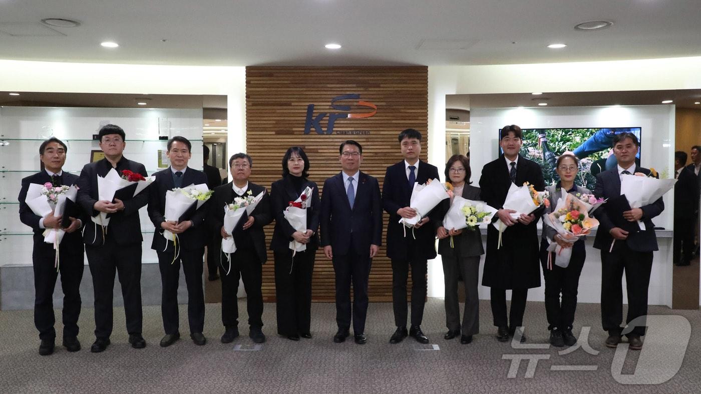 한국농어촌공사는 18일 나주 본사에서 조직문화 혁신을 위해 제정한 '제1회 KRC 숨은일꾼상' 시상식을 열어 총 10명의 임직원을 시상했다.(공사 제공, 재배포 및 DB 금지)/뉴스1