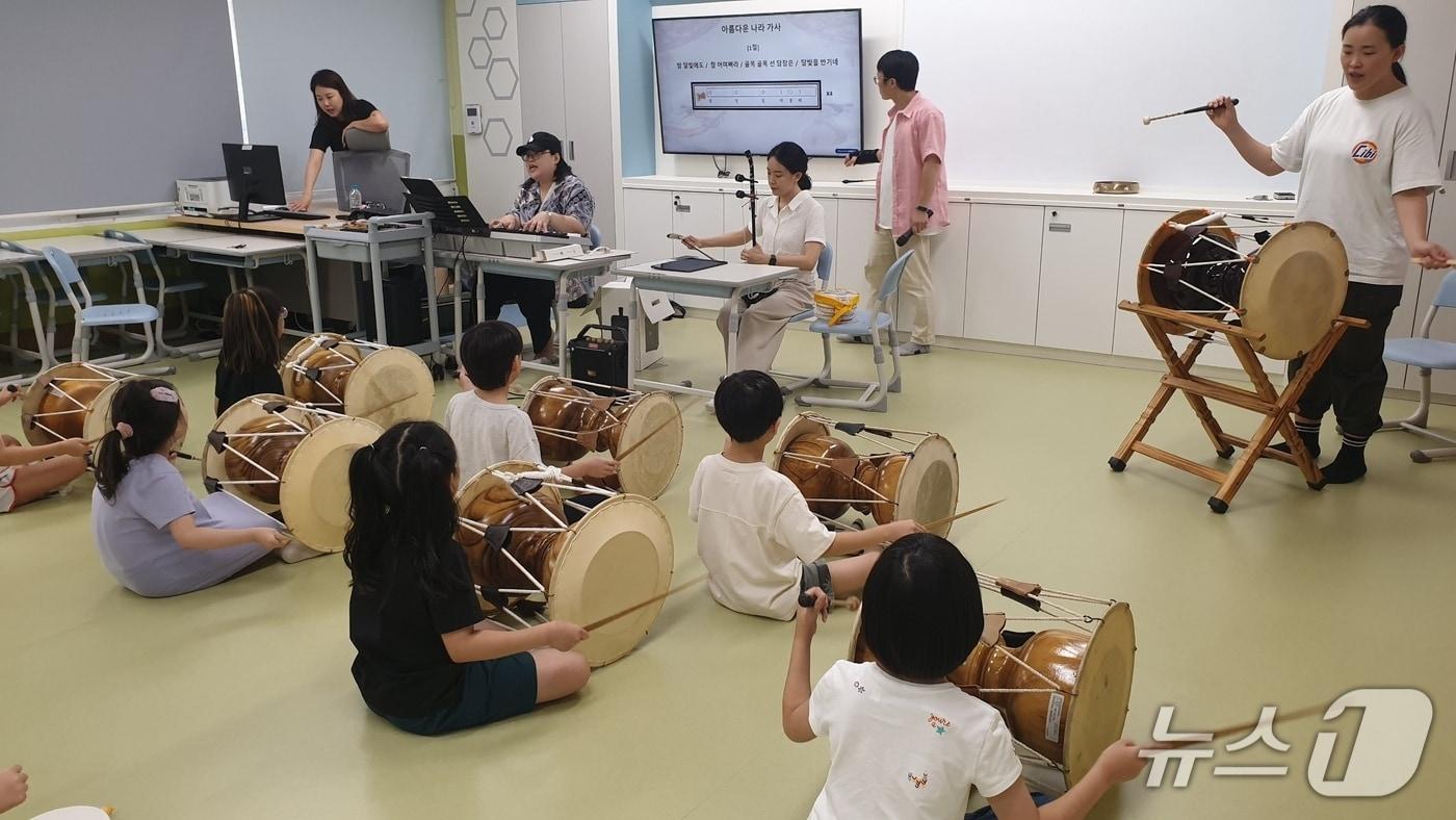 대구교육청은 18일 '2025년 2학기 대구늘봄학교 만족도 조사'를 진행한 결과 학부모의 95.6%가 늘봄학교 운영에 대해 '만족 이상'으로 응답했다고 밝혔다. 사진은 대구 초등학생들이 늘봄학교 프로그램에 참여하고 있는 모습. (대구교육청 제공. 재판매 및 DB 금지)/뉴스1