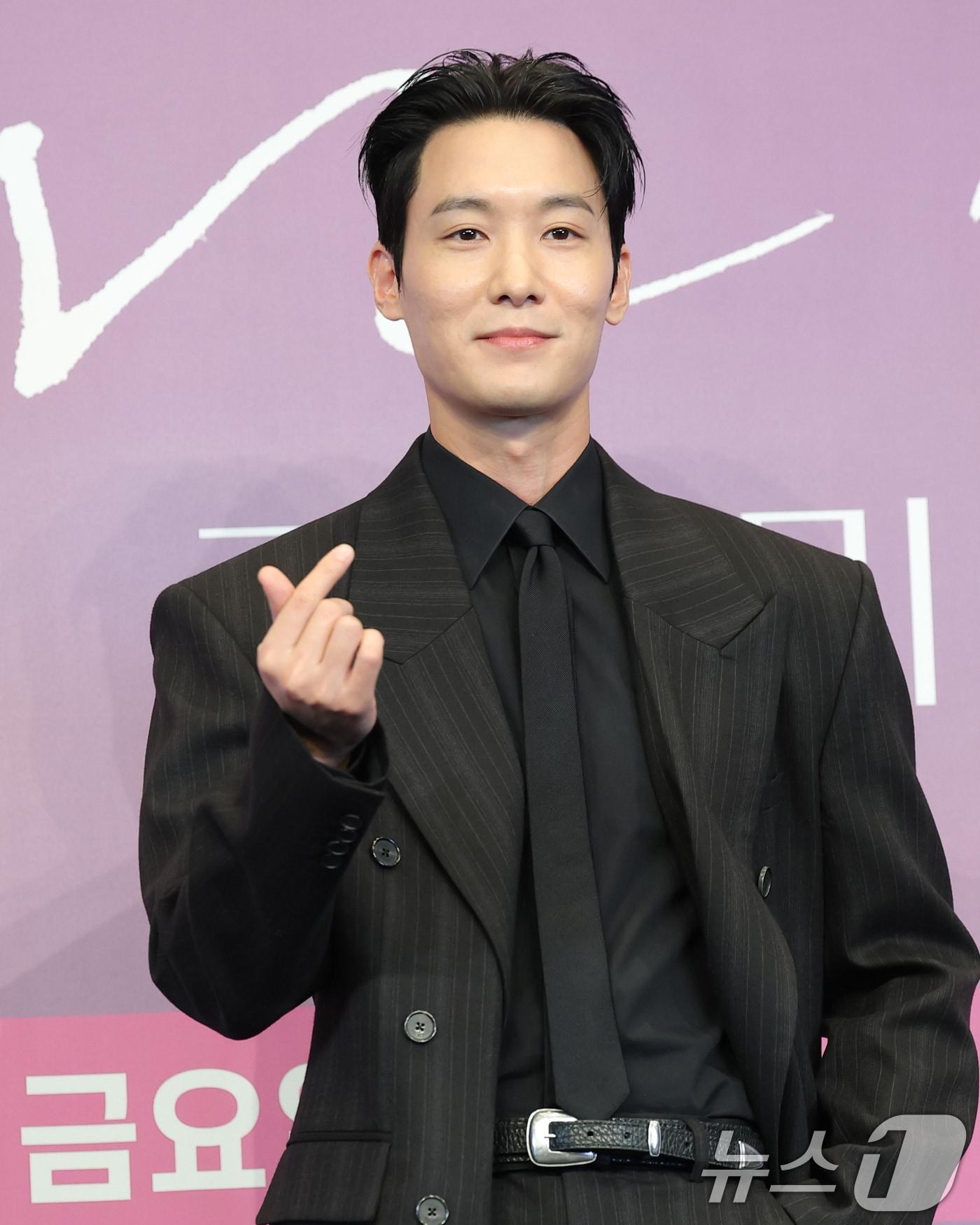 본문 이미지 - 배우 장률이 18일 서울 구로구 더 링크 서울 트리뷰트 포트폴리오 호텔에서 열린 JTBC 새 금요시리즈 ‘러브 미’ 제작발표회에 참석해 포즈를 취하고 있다. ‘러브 미'(극본 박은영·박희권/연출 조영민)는 내 인생만 애틋했던, 조금은 이기적이라 어쩌면 더 평범한 가족이 각자의 사랑을 시작하며 성장하는 이야기를 그린 작품이다. 2025.12.18/뉴스1 ⓒ News1 권현진 기자