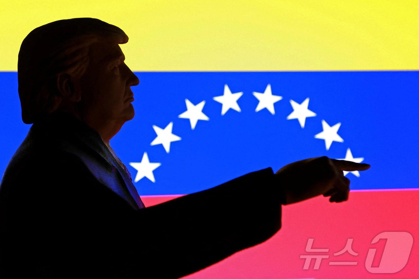 3D 프린터로 제작된 도널드 트럼프 미국 대통령 모형 뒤로 베네수엘라 국기가 보이는 일러스트. 2025.12.02 ⓒ 로이터=뉴스1 ⓒ News1 김지완 기자