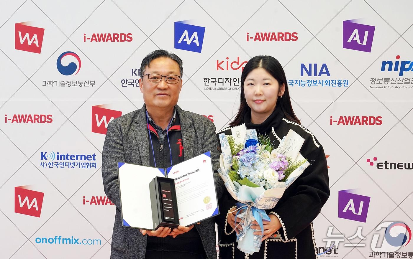 HS효성첨단소재 홍보담당 한창석 상무(왼쪽)와 브랜드팀 정한나 프로(오른쪽)가 기념 촬영을 하고 있다.(HS효성 제공)