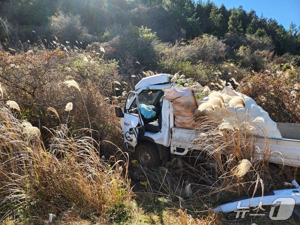 본문 이미지 - 18일 오후 서귀포시 표선면 백약이 오름 인근에서 택시와 충돌한 1톤 트럭.(제주도소방안전본부 제공. 재판매 및 DB 금지)