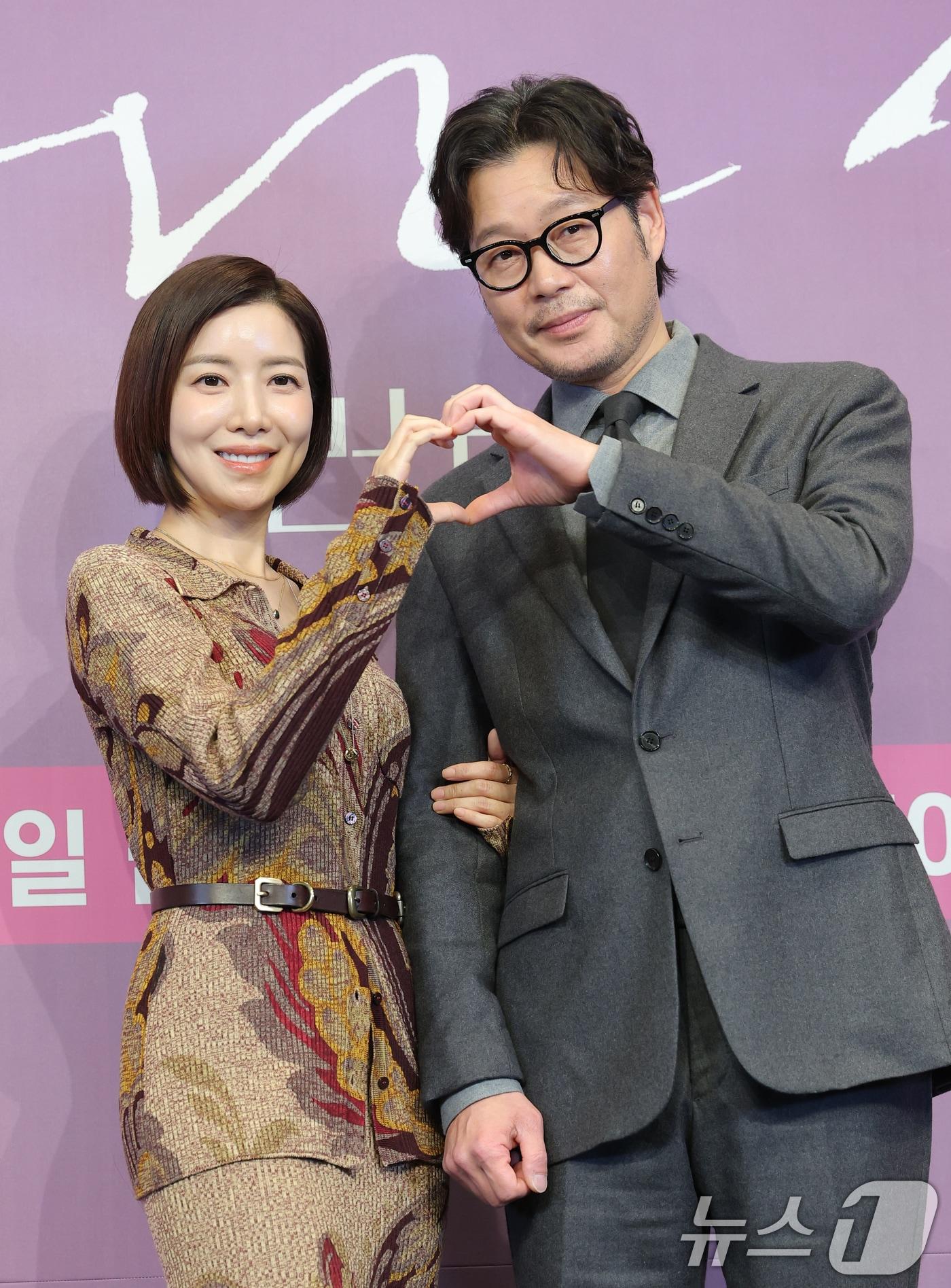 본문 이미지 - 배우 윤세아와 유재명(오른쪽)이 18일 서울 구로구 더 링크 서울 트리뷰트 포트폴리오 호텔에서 열린 JTBC 새 금요시리즈 ‘러브 미’ 제작발표회에 참석해 포즈를 취하고 있다. ‘러브 미'(극본 박은영·박희권/연출 조영민)는 내 인생만 애틋했던, 조금은 이기적이라 어쩌면 더 평범한 가족이 각자의 사랑을 시작하며 성장하는 이야기를 그린 작품이다. 2025.12.18/뉴스1 ⓒ News1 권현진 기자