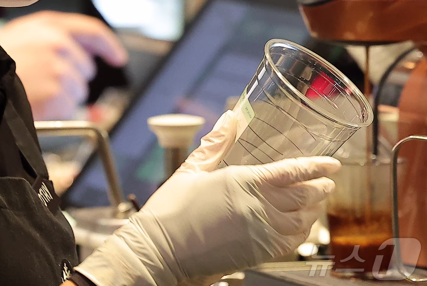 서울 시내 한 카페에서 직원이 일회용 플라스틱 컵을 정리하고 있다. 2025.12.18/뉴스1 ⓒ News1 김성진 기자