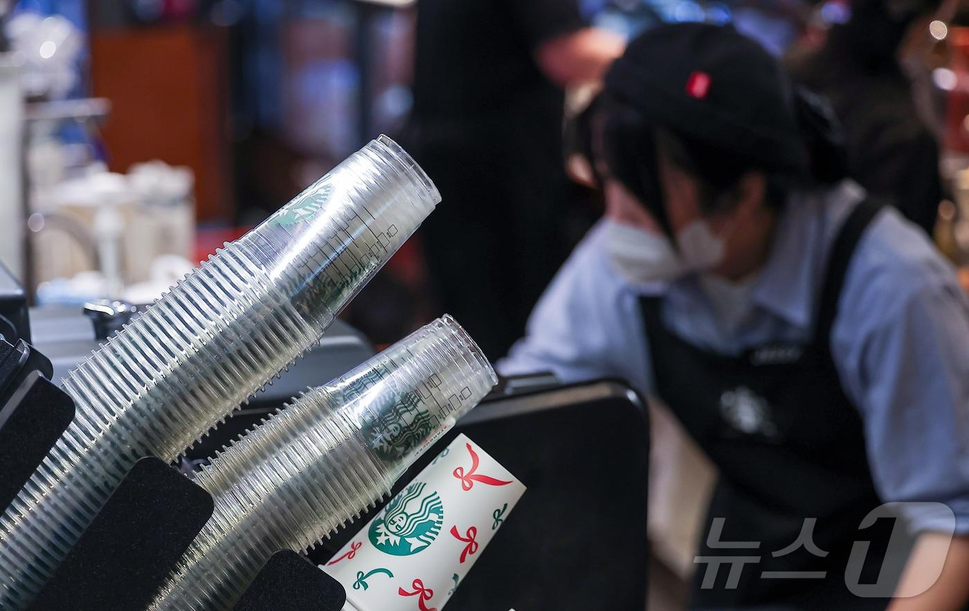 서울 시내 한 카페에 진열된 일회용 플라스틱 컵. 2025.12.18/뉴스1 ⓒ News1 김성진 기자