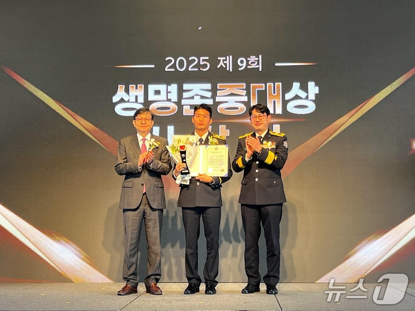 본문 이미지 - 지난 17일 서울 중구 더플라자호텔에서 열린 '2025 생명존중대상' 시상식에서 '사회적 의인 부문 대상'을 수상한 제주동부소방서 조천119센터 이병준 소방사.(제주도소방안전본부 제공. 재판매 및 DB 금지)