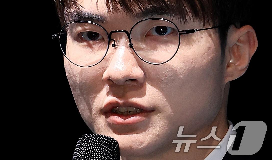 본문 이미지 - LCK T1팀 주장 이상혁(페이커)이 18일 서울 종로구 롤파크 LCK(리그 오브 레전드 챔피언스 코리아) 아레나에서 열린 기자 간담회에서 기자들의 질문에 답변하고 있다. 2025.12.18 ⓒ 뉴스1 이호윤 기자