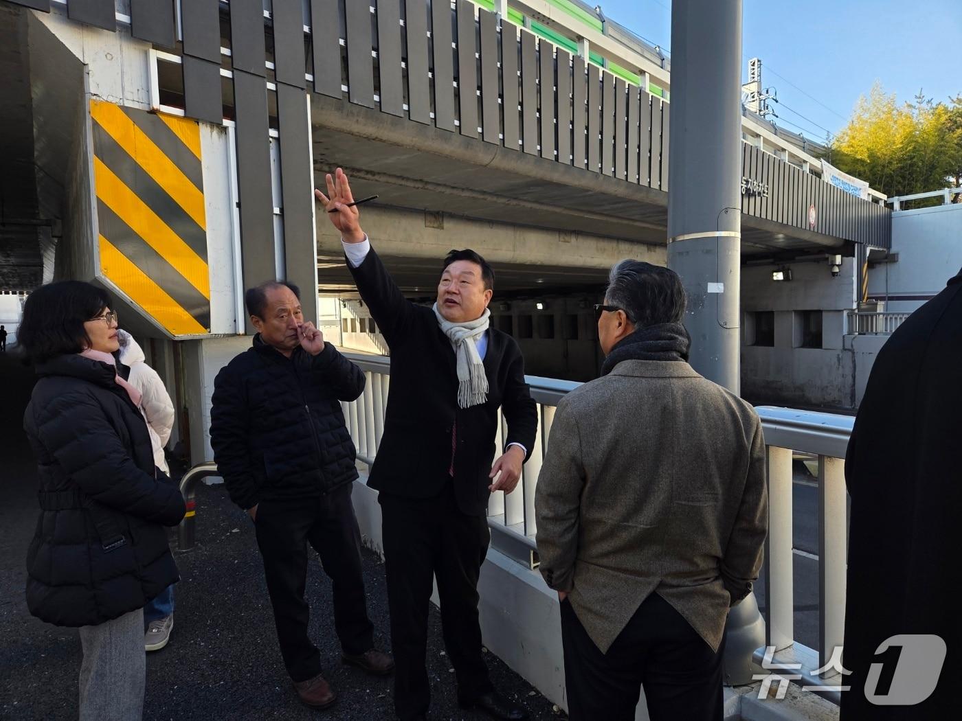 본문 이미지 - 송인석 대전시의원이 18일 인동 지하차도를 점검하고 있다. (시의회 제공) / 뉴스1