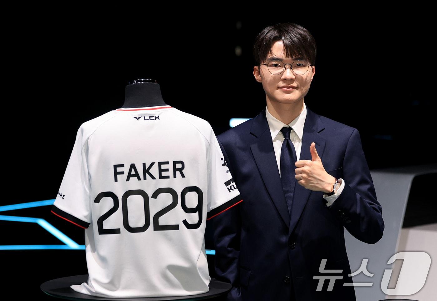 본문 이미지 - LCK T1팀 주장 이상혁(페이커)이 18일 서울 종로구 롤파크 LCK(리그 오브 레전드 챔피언스 코리아) 아레나에서 열린 기자 간담회에서 포토타임을 갖고 있다. 2025.12.18 ⓒ 뉴스1 이호윤 기자