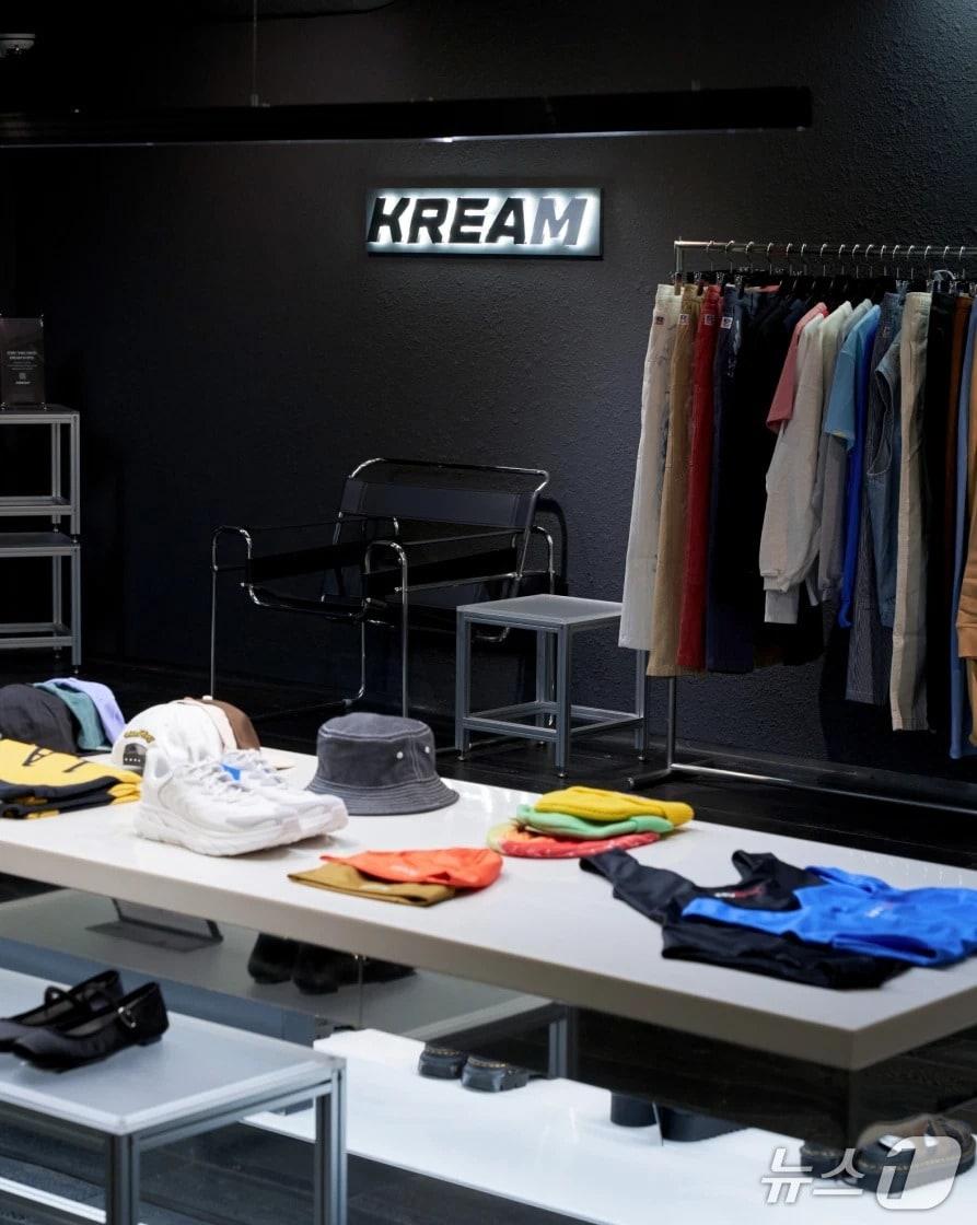 본문 이미지 - 크림의 두 번째 오프라인 스토어 '크림 홍대 스토어' 내부 전경 (크림 제공)