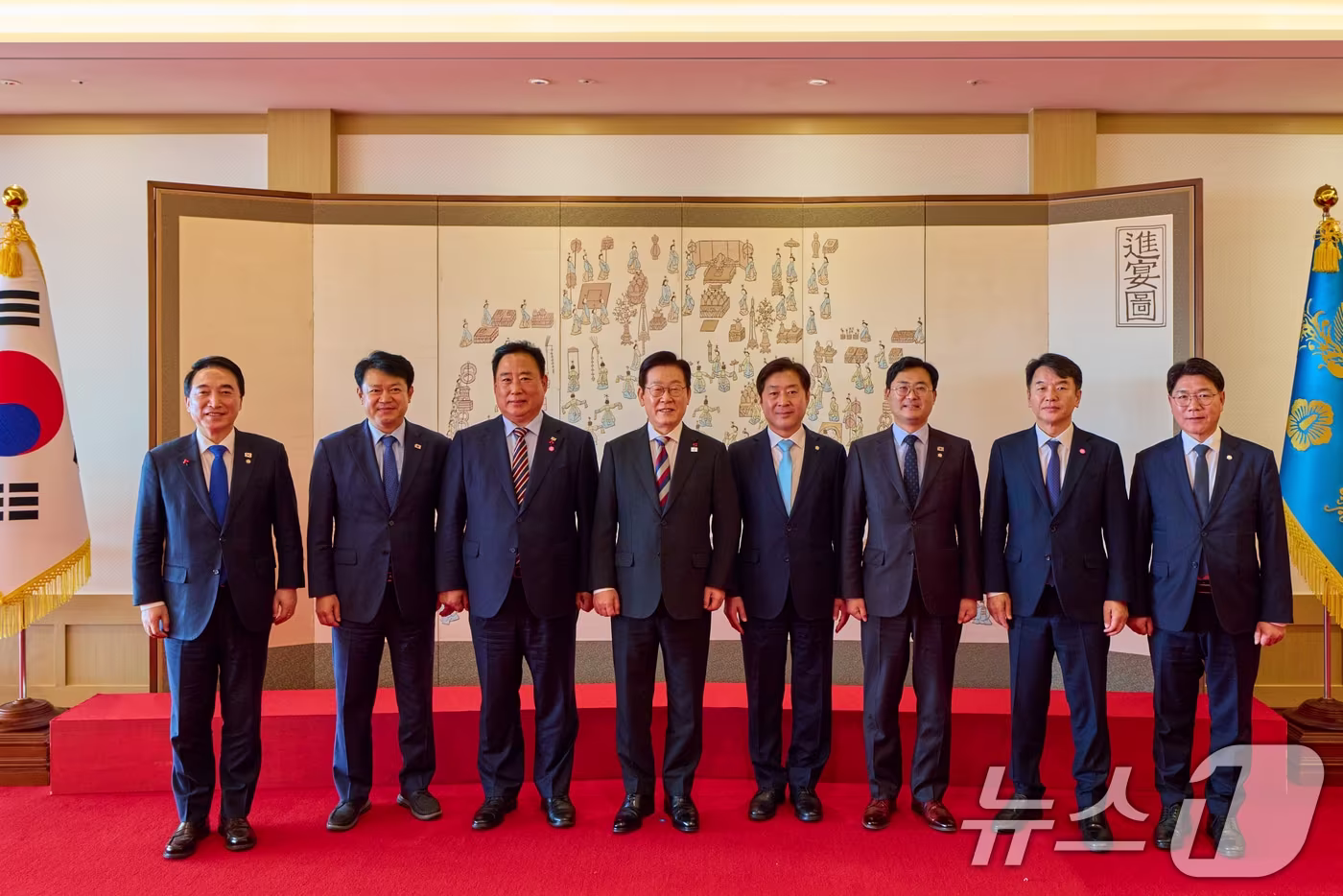 이재명 대통령이 지난 18일 서울 용산 대통령실에서 열린 대전·충남 국회의원 오찬 간담회에서 참석자들과 기념촬영을 하고 있다. 가장 왼쪽이 박수현 더불어민주당 수석대변인. (대통령실 제공. 재판매 및 DB 금지) 2025.12.18/뉴스1 ⓒ News1 허경 기자