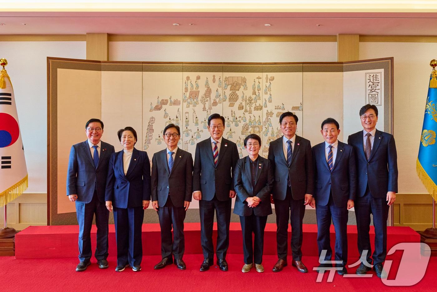 이재명 대통령이 18일 서울 용산 대통령실에서 열린 대전·충남 국회의원 오찬 간담회에서 참석자들과 기념촬영을 하고 있다. (대통령실 제공. 재판매 및 DB 금지) 2025.12.18/뉴스1 ⓒ News1 허경 기자