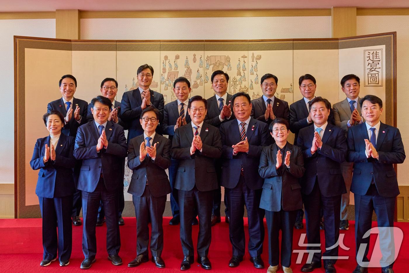 이재명 대통령이 18일 서울 용산 대통령실에서 열린 대전·충남 국회의원 오찬 간담회에서 참석자들과 기념촬영을 하고 있다. (대통령실 제공. 재판매 및 DB 금지) 2025.12.18/뉴스1 ⓒ News1 허경 기자