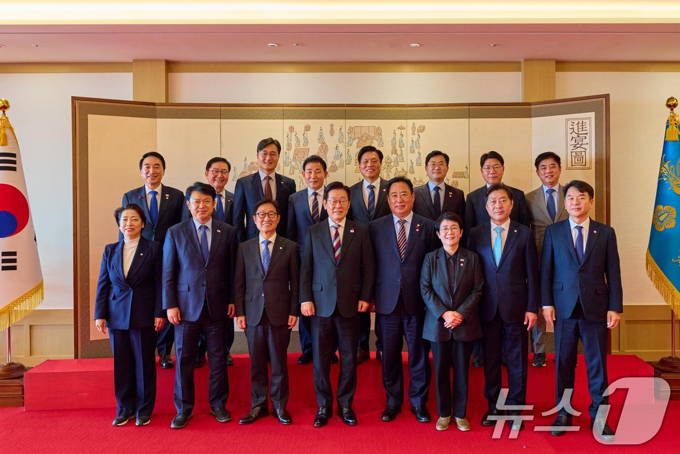 이재명 대통령이 18일 서울 용산 대통령실에서 열린 대전·충남 국회의원 오찬 간담회에서 참석자들과 기념촬영을 하고 있다. (대통령실 제공. 재판매 및 DB 금지) 2025.12.18/뉴스1 ⓒ News1 허경 기자