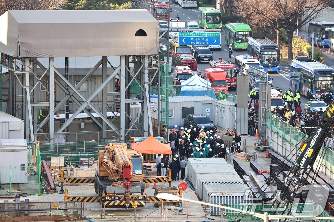18일 오후 1시 22분쯤 서울 여의도 신안산선 복선전철 지하 공사 현장에서 사고가 발생해 소방대원과 경찰이 사고 수습을 하고 있다. 이번 사고로 최소 2명이 다쳤으며 소방 당국은 장비 23대와 인력 88명을 동원해 사고 현장을 수습하고 있다. 지하 작업 도중 철근이 추락하며 밑에서 일하던 작업자가 다친 것으로 알려졌다. 2025.12.18/뉴스1 ⓒ News1 김도우 기자