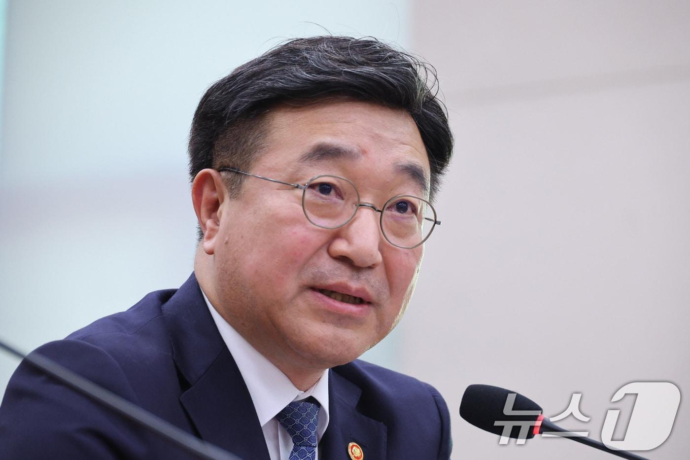 윤호중 행정안전부 장관이 18일 서울 여의도 국회에서 열린 법제사법위원회 전체회의에서 의원 질의에 답변하고 있다. 2025.12.18/뉴스1 ⓒ News1 신웅수 기자