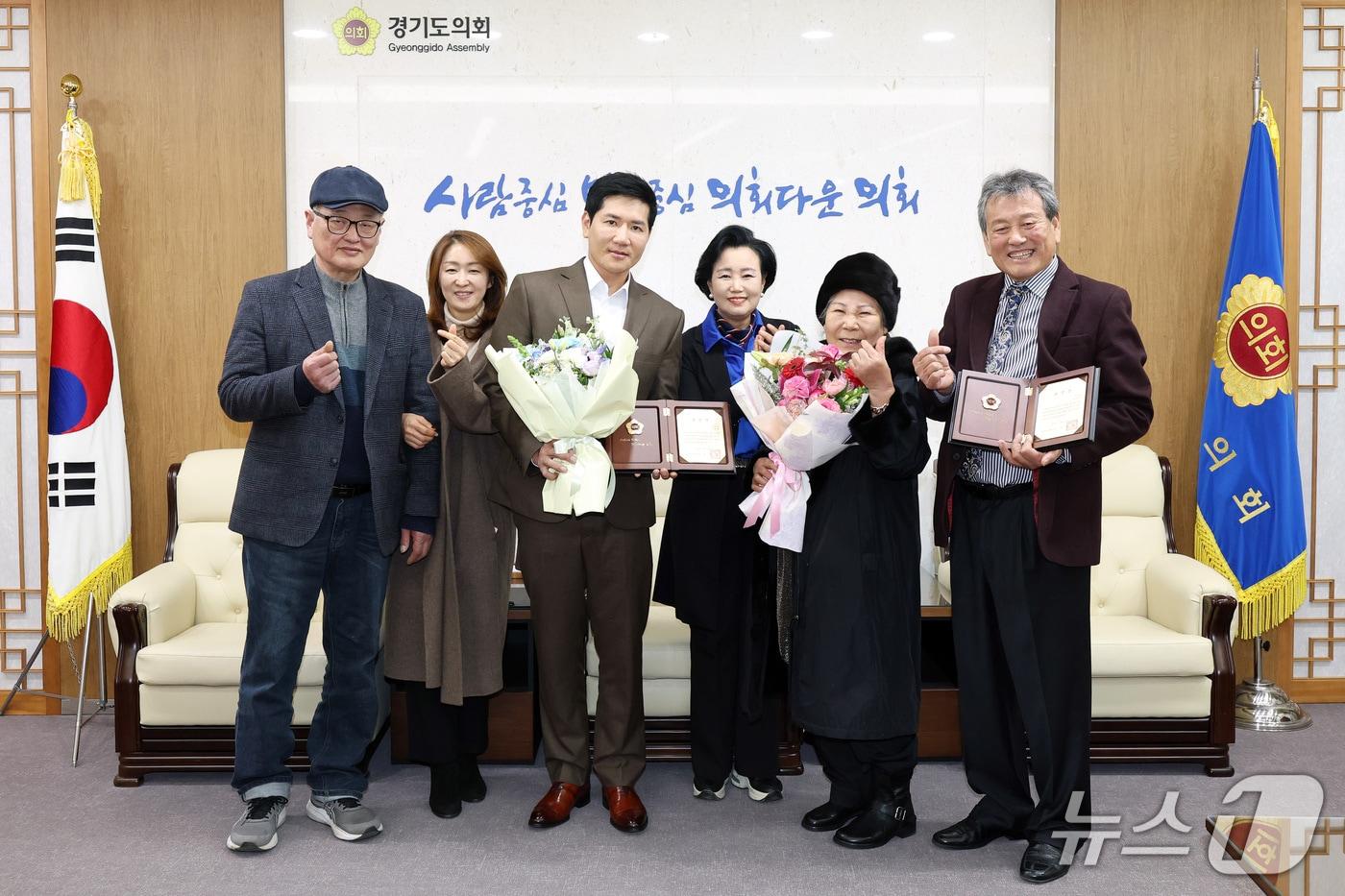 정윤경 경기도의회 부의장(우측에서 세 번째)이 정남식품 김정남 회장(우측 첫 번째)과 김석현 대표(좌측에서 세 번째)에게 '김진경 경기도의회 의장 표창장'을 전수했다. 사진은 전수식 후 가족 등과 함께 기념촬영을 하고 있는 모습.(경기도의회 제공).