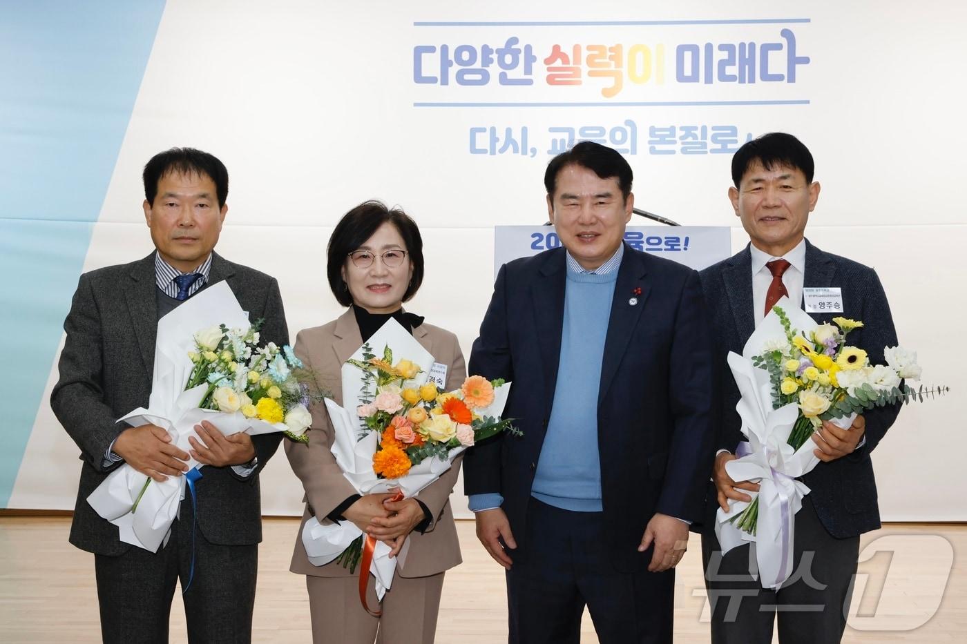 광주교육청이 18일 박봉기 교사, 채경숙 원장, 양주승 관장에게 광주교육상을 수여했다. (광주교육청 제공. 재배포 및 DB 금지)