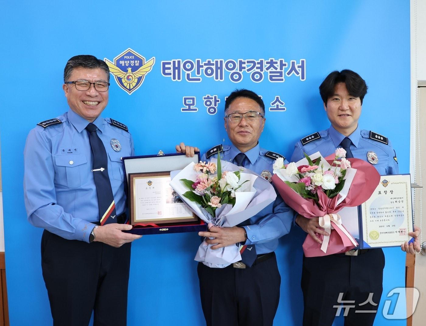 본문 이미지 - 태안해양경찰서 직원들이 중부해양경찰청이 실시한 '2025년 함정·파출소 종합평가'에서 '최우수'에 선정된 뒤 기념촬영을 하고 있다. (태안해경 제공, 재판매 및 DB금지) / 뉴스1 