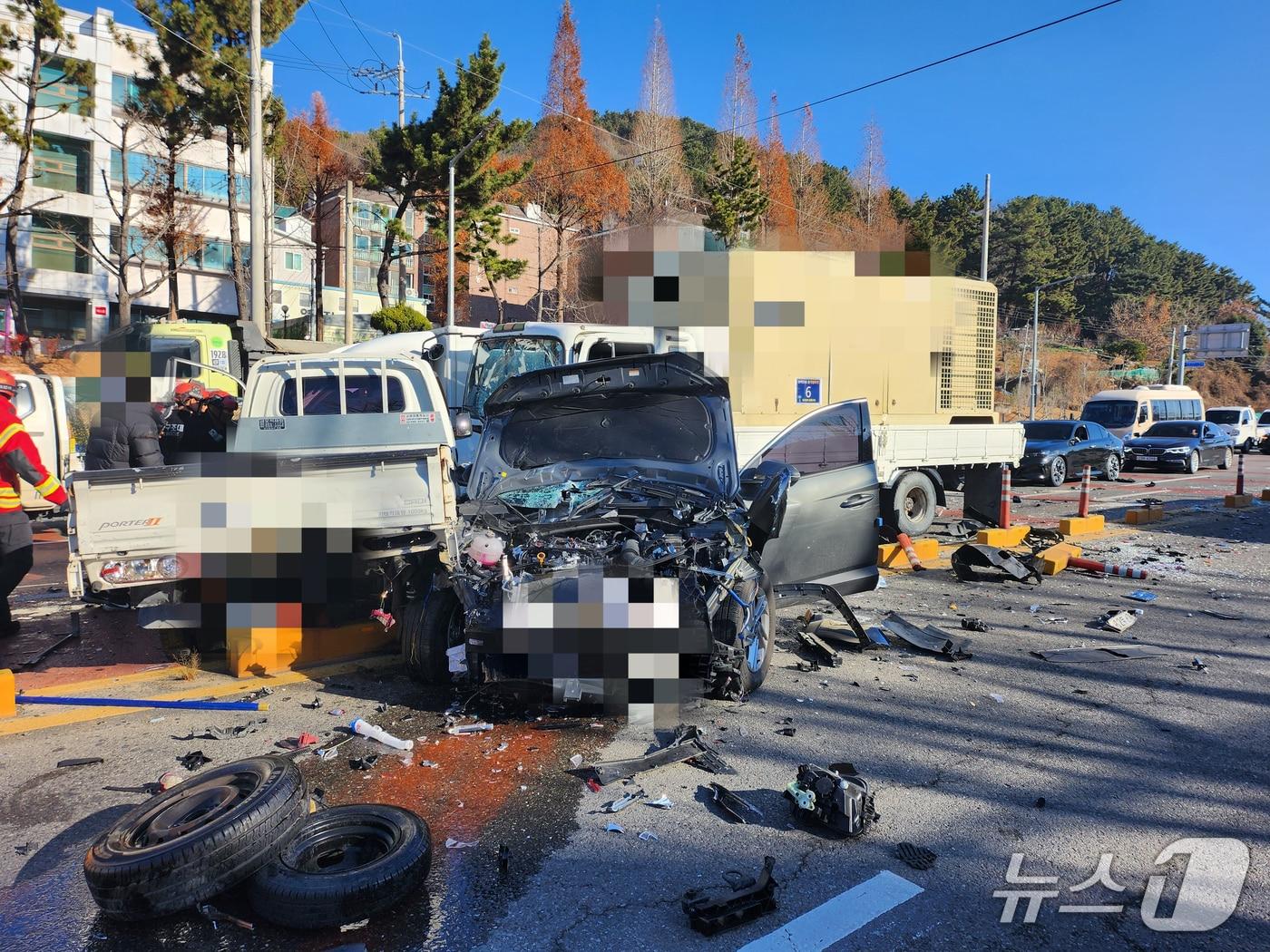 본문 이미지 - 18일 오전 10시 16분쯤 창원시 의창구 소답동 도계광장 삼거리에서 12중 추돌사고가 발생했다. 사진은 사고 현장 모습.(창원소방본부 제공. 재판매 및 DB금지)