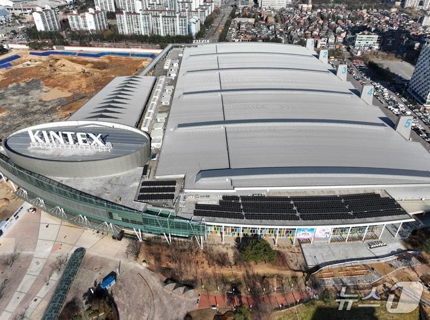 본문 이미지 - 킨텍스 옥상에 설치된 태양광 발전시설(고양시 제공. 재판매 및 DB 금지)/뉴스1