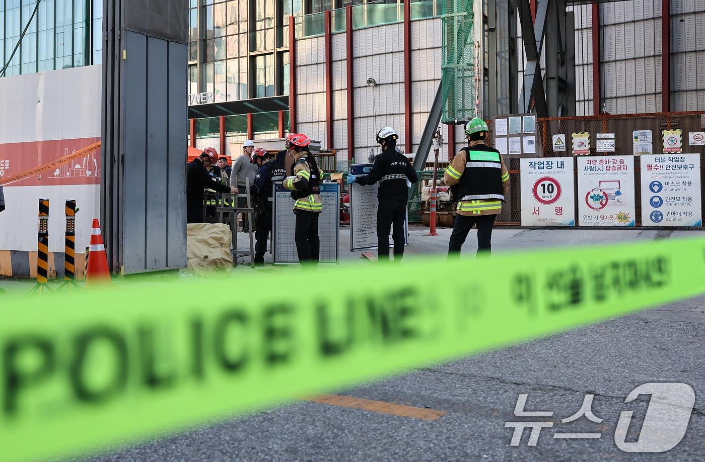 18일 오후 1시 22분쯤 서울 여의도 신안산선 복선전철 지하 공사 현장에서 사고가 발생해 소방대원과 경찰이 사고 수습을 하고 있다. 이번 사고로 최소 2명이 다쳤으며 소방 당국은 장비 23대와 인력 88명을 동원해 사고 현장을 수습하고 있다. 지하 작업 도중 철근이 추락하며 밑에서 일하던 작업자가 다친 것으로 알려졌다. 2025.12.18/뉴스1 ⓒ News1 김도우 기자