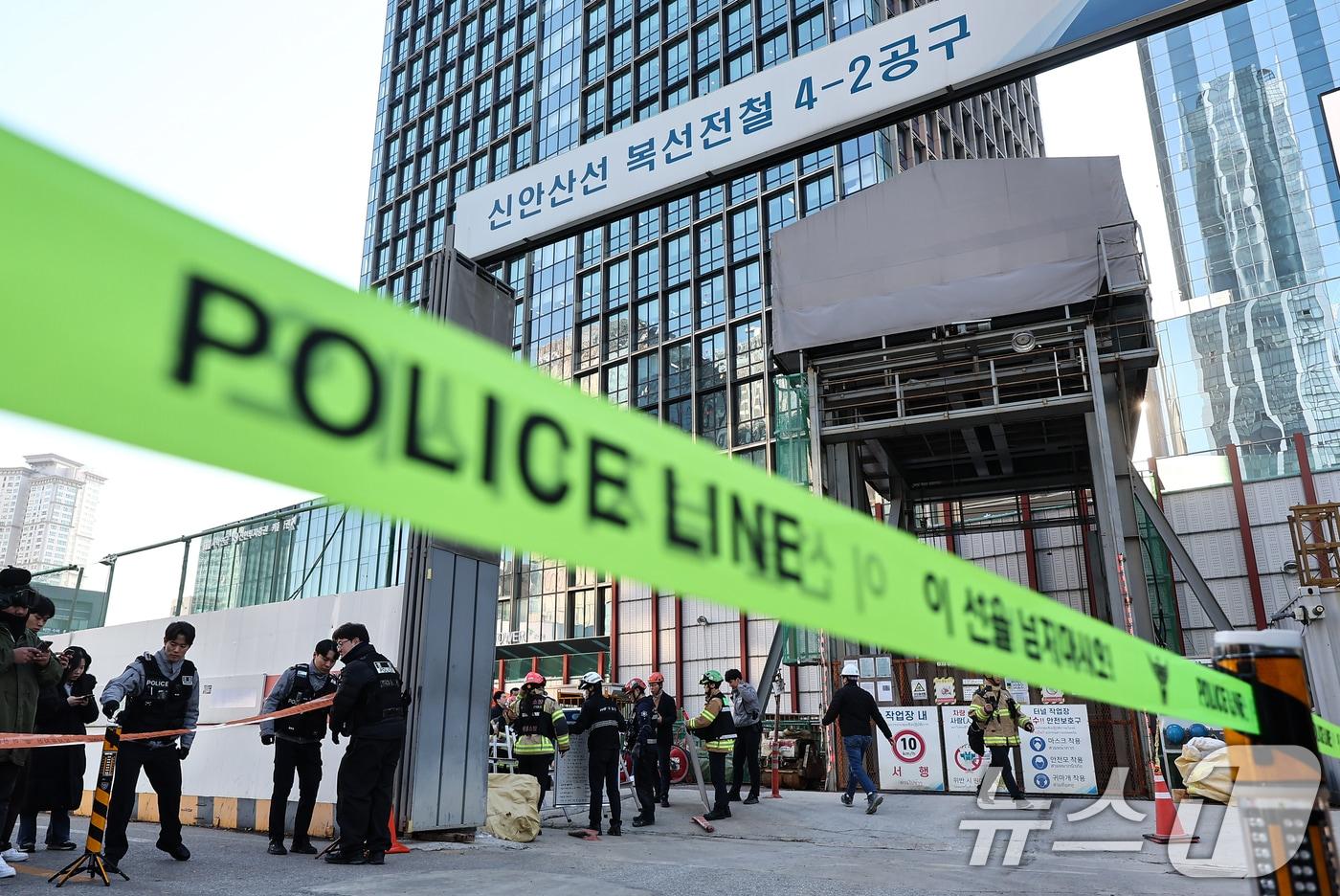 18일 오후 1시 22분쯤 서울 여의도 신안산선 복선전철 지하 공사 현장에서 사고가 발생해 소방대원과 경찰이 사고 수습을 하고 있다. 이번 사고로 최소 2명이 다쳤으며 소방 당국은 장비 23대와 인력 88명을 동원해 사고 현장을 수습하고 있다.2025.12.18/뉴스1 ⓒ News1 김도우 기자